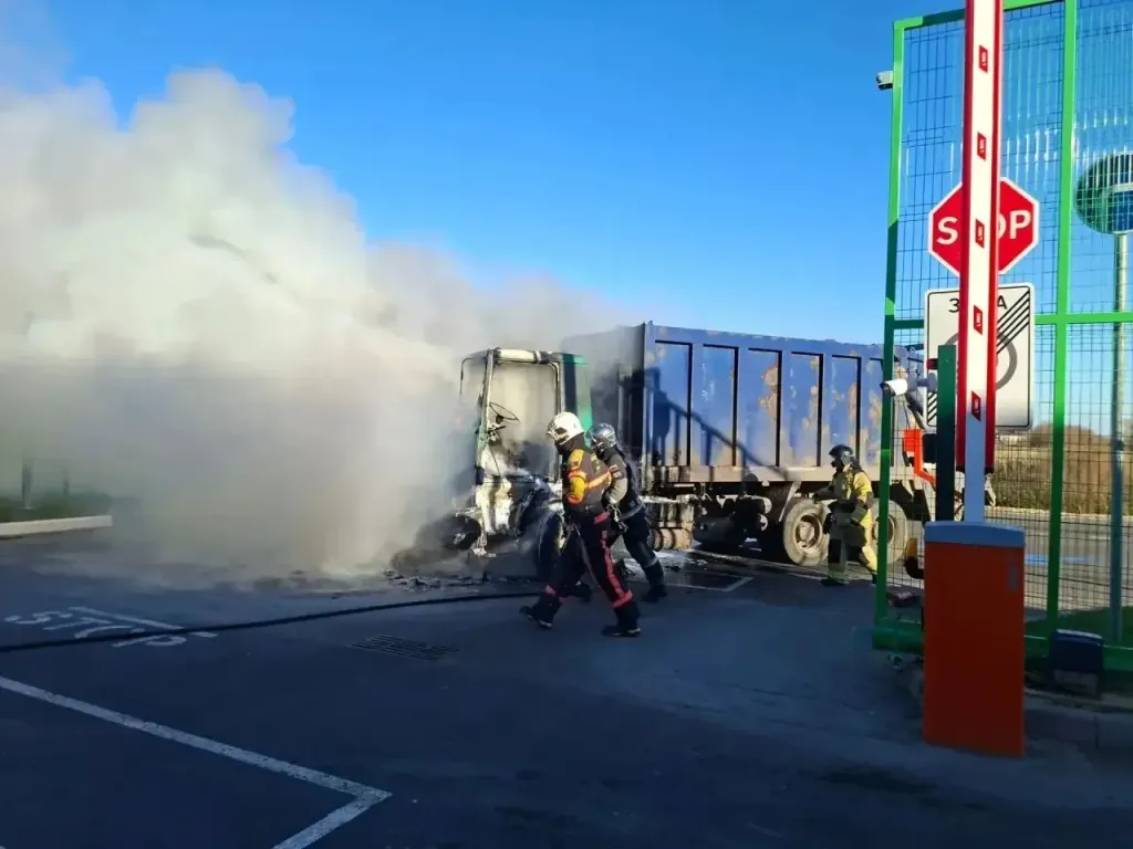 Во Владимире на Суздальском проспекте сгорел мусоровоз